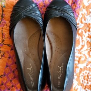 Women's size 8M naturalizer flats